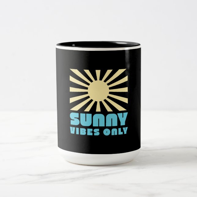 Nur Sunny Vibes - Bold Retro Sunshine Graphic Zweifarbige Tasse (Mittel)