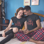 Nur verheiratete Matching-T - Shirt<br><div class="desc">Just Married Als frisch verheiratetes Ehepaar,  zeigen Sie Ihren Status mit den passenden T - Shirt,  die in verschiedenen Farbtönen erscheinen. Der Text ist ein Bild,  nicht typisiert,  so kann er auch in eine beliebige Farbe geändert werden.</div>