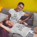 Nur verheiratete Matching-T - Shirt<br><div class="desc">Just Married Als frisch verheiratetes Ehepaar,  zeigen Sie Ihren Status mit den passenden T - Shirt,  die in verschiedenen Farbtönen erscheinen. Der Text ist ein Bild,  nicht typisiert,  so kann er auch in eine beliebige Farbe geändert werden.</div>