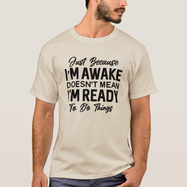 Nur weil ich wach bin Lustiges T-Shirt | Sarkastis (Vorderseite)