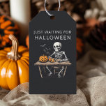 "Nur zu Halloween-Geschenktagen Gewartet | Funny Geschenkanhänger<br><div class="desc">Fügen Sie eine spukhafte Touch zu Ihren Halloween-Geschenken mit diesen "Just Warten for Halloween" Geschenktasten hinzu. Mit einem eigenartigen Skelettdesign sind diese Tags perfekt geeignet, um Gastgeschenken, Leckereien- oder Halloween-Geschenken einen festlichen Flair hinzuzufügen. Jedes Tag wird aus hochwertigem Karton gefertigt, was eine lange Haltbarkeit und eine berufliche Verarbeitung gewährleistet. Mit...</div>