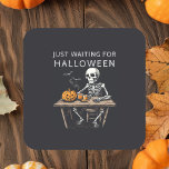 "Nur zu Halloween-Sticker Gewartet | Funny Quadratischer Aufkleber<br><div class="desc">Fügen Sie Ihren Besitztümern mit diesem Aufkleber "Just Warten for Halloween" eine spukhafte Touch hinzu. Mit seinem humorvollen Skelettdesign ist dieser Aufkleber perfekt für die Dekoration von Laptops, Notebooks, Wasserflaschen oder jeder Oberfläche, die ein festliches Halloween-Ambiente benötigt. Aus hochwertigem, langlebigem Vinyl, entwickelt, um langlebig und wetterbeständig zu sein. Egal, ob...</div>