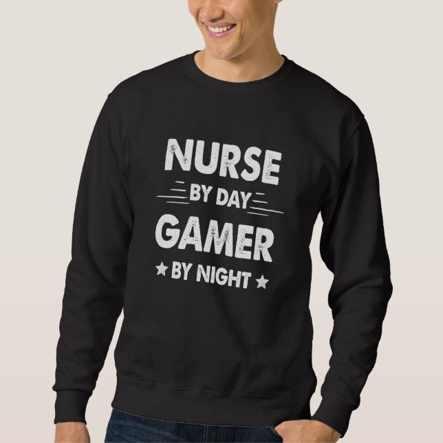Nurse By Day Gamer By Night Sweatshirt (Vorderseite)