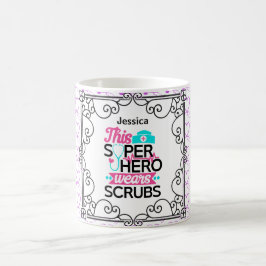 NURSE - Dieser Superheld trägt SCRUBS Personalisie Kaffeetasse