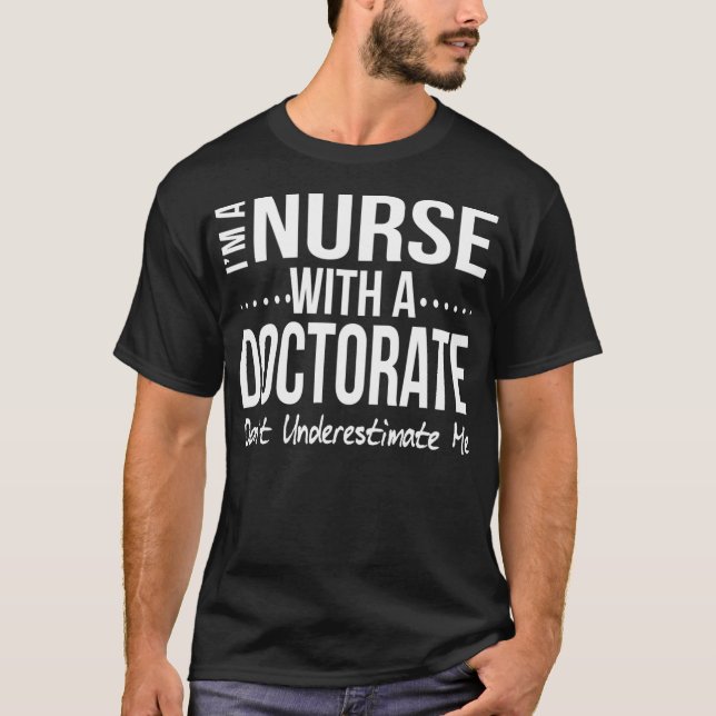 Nurse DNP Doktorat Abschluss Geschenk vorhanden  T-Shirt (Vorderseite)