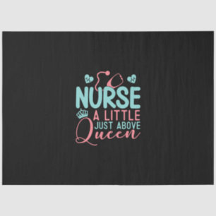Nurse ein wenig über Königin Seidenpapier