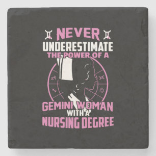 Nurse Gift Never Underestimate The Power Steinuntersetzer