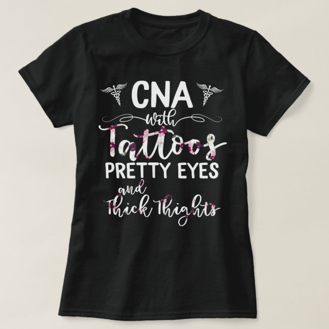 Nurse Kinderzimmer CNA mit Tattoos Hübsche Augen u T-Shirt (Design vorne)