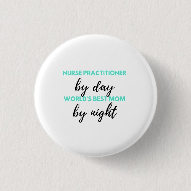 Nurse Practitioner By Day World ist die beste Mama Button (Vorderseite)