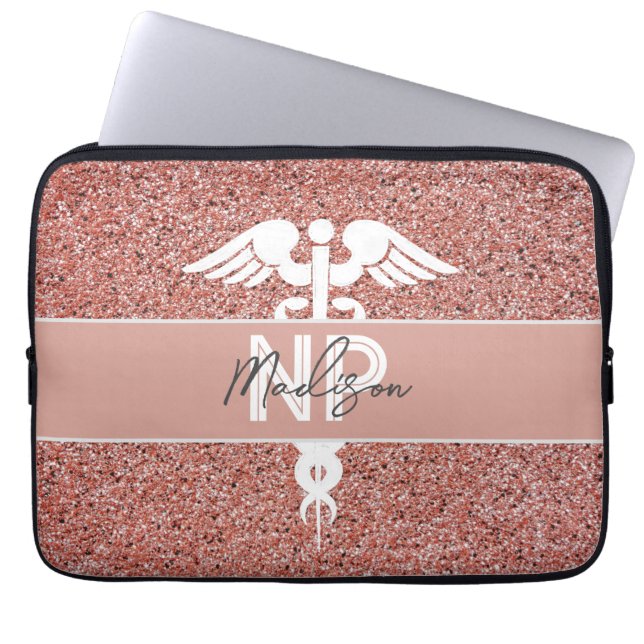 Nurse Practitioner Pink Glitzer Caduceus Monogram Laptopschutzhülle (Vorderseite)