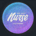 Nurse RN Abschluss Blue Lila Glitzer Monogram Pappteller<br><div class="desc">Dekorieren Sie Ihre Abschlussfeier mit diesen Nurse RN Abschluss Blue Lila Glitzer Monogram Paper Tellern. Jedes hat ein modernes trendiges Design, um den großen Tag als Krankenpfleger zu feiern. Der Hintergrund sind Imitate Glitzer in hübschen aquamarinen und blauen Farben. Der Text ist "Nurse" in großen fett weißen Schriftzeichen auf der...</div>