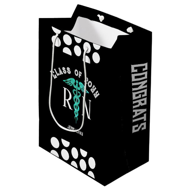 Nurse RN Abschluss Schwarz-weiß Personalisiert Mittlere Geschenktüte (Vorderseite Schrägansicht)