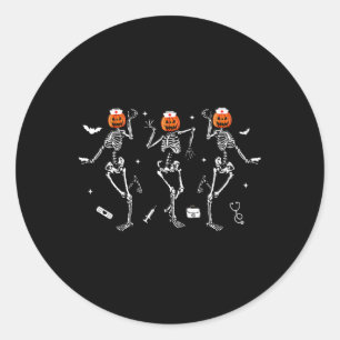 Nurse Skeleton Dancing Halloween Healthcare Crew R Runder Aufkleber