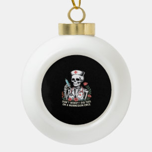 Nurse Skeleton Joke Spaß Halloween Essential T-Sh Keramik Kugel-Ornament