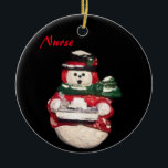 NURSE SNOWMAN COLLECTOR CHRISTMAS KERAMIKORNAMENT<br><div class="desc">NURSE SNOWMAN COLLECTOR CHRISTMAS ORNAMENT ist ein Artikel in der Kollektion von feinen Kunstreproduktionen auf Produkten,  die für Zuhause oder Büros konzipiert sind. Dort ist die NURSE SNOWMAN COLLECTOR CHRISTMAS ORNAMENT eine Reproduktion eines Originalskulpturenwerks von Gerry K. Furgason und ist in ihrer Weihnachtsdekoratorserie enthalten.</div>