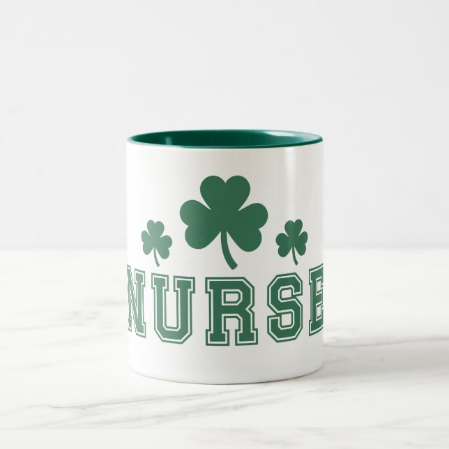 Nurse St. Patrick's Day Clover Zweifarbige Tasse (Mittel)