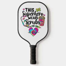 Nurse Superhero trägt Scrubs farbenfrohe Medizin Pickleball Schläger