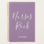 Nurses Rock Lila und White Script Personalisiert Planer<br><div class="desc">Behalt mit deinem geschäftigen Zeitplan im Stil mit diesem Nurses Rock Lila und White Script Personalisiert Planner Es ist ein modernes Design mit dem Text "Krankenschwestern Rock" in großen weißen trendigen handgeschriebenen Skript zentriert auf der Vorderseite der Pastelllavender lila anpassbaren Planer. Der Name ist auf der anderen Seite. Klicken Sie...</div>