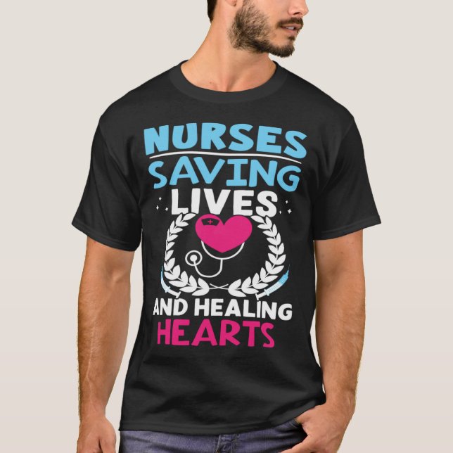 Nurses Saving Lives And Healing Hearts T-Shirt (Vorderseite)
