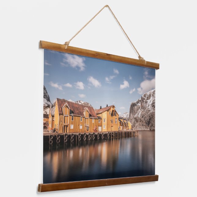 Nusfjord Lofoten Wandteppich Mit Holzrahmen (Gewinkelt)