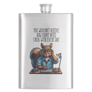 Nüsse im Büro - lustiger Arbeitsplatz Eichhörnchen Flachmann