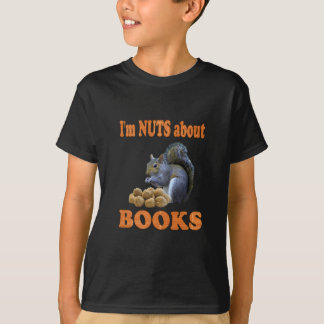 Nüsse über Bücher T-Shirt