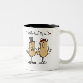 Nüsse über meine Ehefrau-Tasse Zweifarbige Tasse