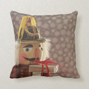 Nussknacker mit silbernem Geschenk Kissen