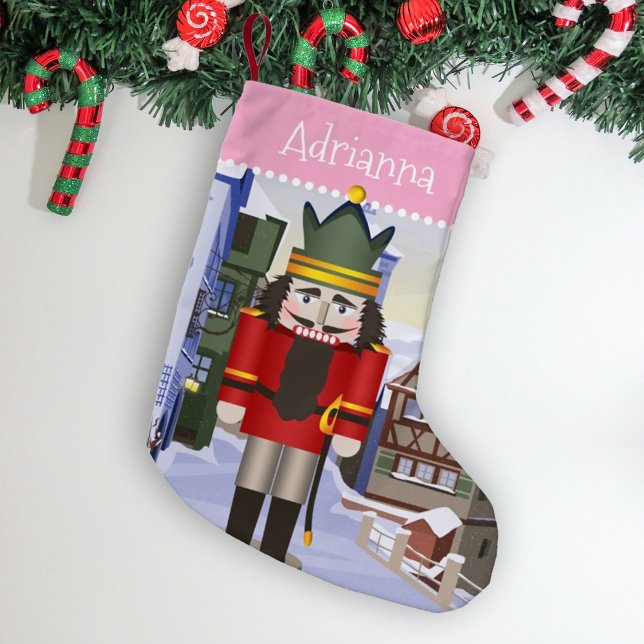 Nutcracker, bayerisch deutsch-rosa Personalisiert Kleiner Weihnachtsstrumpf (Nostalgic pink and blue personalized Christmas stocking with name. Red nutcracker, Bavarian town.)