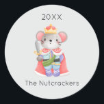 Nutcracker Mouse King Christmas Runder Aufkleber<br><div class="desc">Machen Sie Ihre Weihnachtszeit unvergesslich mit diesen skurrilen Nutcracker Maus King themed Aufkleber. Es ist Zeit für ein Zuckerpflaumenfest! Sie können dieses Design personalisieren, indem Sie auf "Diese Vorlage personalisieren" klicken oder wenn Sie den Schriftart, die Hintergrundfarben ändern oder die Designelemente anders anordnen möchten, klicken Sie auf "Bearbeiten mit dem...</div>