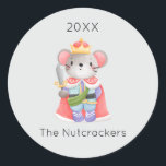 Nutcracker Mouse King Christmas Runder Aufkleber<br><div class="desc">Machen Sie Ihre Weihnachtszeit unvergesslich mit diesen skurrilen Nutcracker Maus King themed Aufkleber. Es ist Zeit für ein Zuckerpflaumenfest! Sie können dieses Design personalisieren, indem Sie auf "Diese Vorlage personalisieren" klicken oder wenn Sie den Schriftart, die Hintergrundfarben ändern oder die Designelemente anders anordnen möchten, klicken Sie auf "Bearbeiten mit dem...</div>