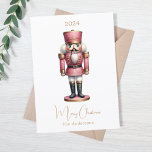 Nutcracker Rosa Feiertagskarte<br><div class="desc">Weißer Hintergrund und ein rosa Nussknacker. Frohe Weihnachten geschrieben mit einem trendigen Handgriff Stil Skript. Zurück: Fügen Sie Ihre Notiz und Ihre Namen hinzu.</div>