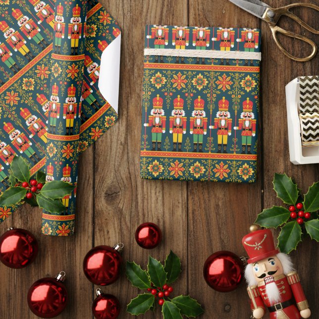Nutcracker Toy Soldier Muster Weihnachten Geschenkpapier (Perfectly wrap your holiday gifts with this traditional Nutcracker Toy Soldier wrapping paper.)