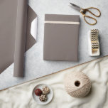 Nutshell Brown Solid Color Geschenkpapier<br><div class="desc">Vollfarbiges Papier in einer großen Farbvielfalt für alle Ihre Hochzeitsgeschenke und Duschgeschenke. Die Farben für 2025 sind dunkel und fett,  und das ist es,  was Sie in meinen neuesten Designs mit Farbnamen von verschiedenen Designfirmen finden werden.</div>