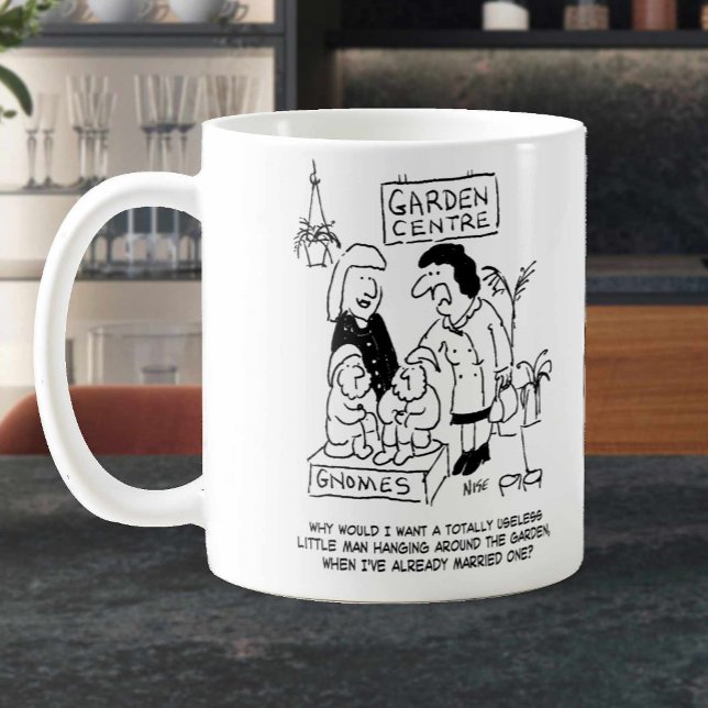 Nützliches Gnome im Gartencenter. Funny Kaffeetasse (Von Creator hochgeladen)