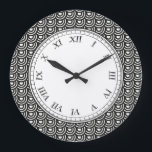 NY Art Deco Metropolitan Moderne Schwarz-Weiß Große Wanduhr<br><div class="desc">Elegantes Rundmotiv mit Art Deco Roaring 20er Jahren Stil. Elegante Schwarz-Weiß-Anzüge Hochzeiten oder jede formelle Veranstaltung. Überschneidende Kreiswellen,  inspiriert durch das traditionelle japanische Seigaiha-Muster</div>