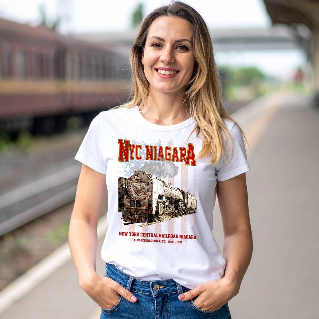 NYC Niagara Steam Locomotive mit amerikanischer Fl T-Shirt (Historic NYC Niagara Train Steam Locomotive. Womens Basic T-Shirt)
