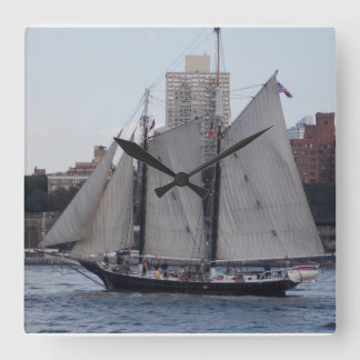 NYC Sailboat 1 Quadratische Wanduhr