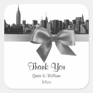 NYC Wide Skyline Etched BW Gray Favor Tag Quadratischer Aufkleber