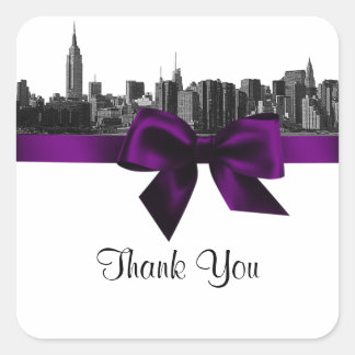 NYC Wide Skyline Etched BW Lila Favor Tag #2 Quadratischer Aufkleber