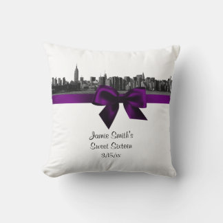NYC Wide Skyline Etched BW Lila Pillow Kissen