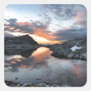 Nydiver Lakes Sunrise - Ansel Adams Wilderness Quadratischer Aufkleber