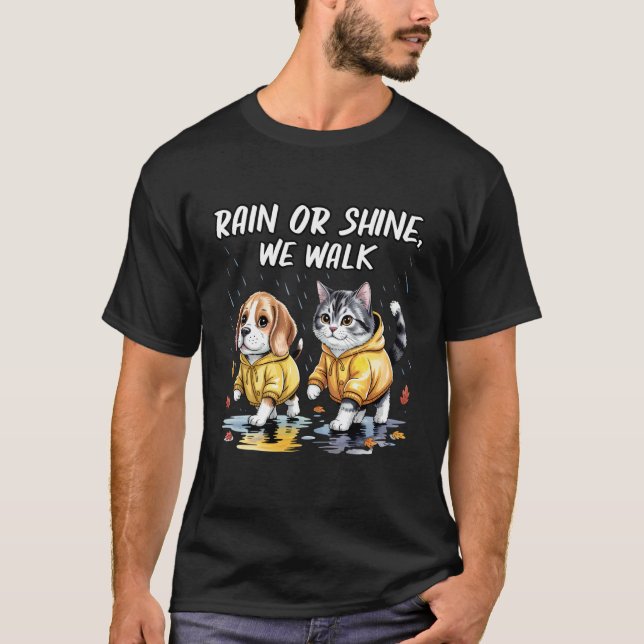 Ob Regen oder Sonnenschein, wir gehen mit Hund und T-Shirt (Vorderseite)