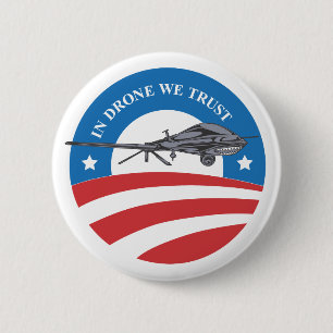 Obama im Drohne wir Vertrauen-Sieg Knopf Button
