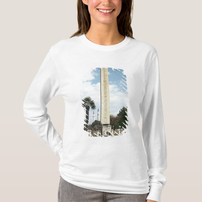 Obelisk von Theodosius I, mit einer römischen T-Shirt (Vorderseite)