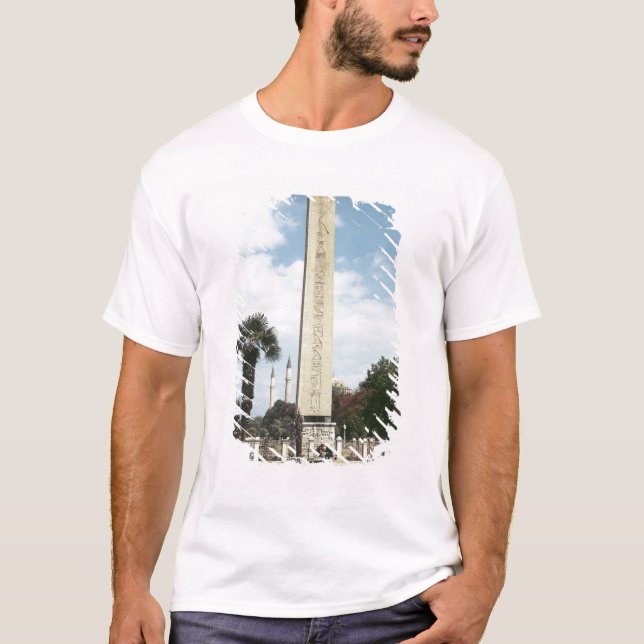Obelisk von Theodosius I, mit einer römischen T-Shirt (Vorderseite)