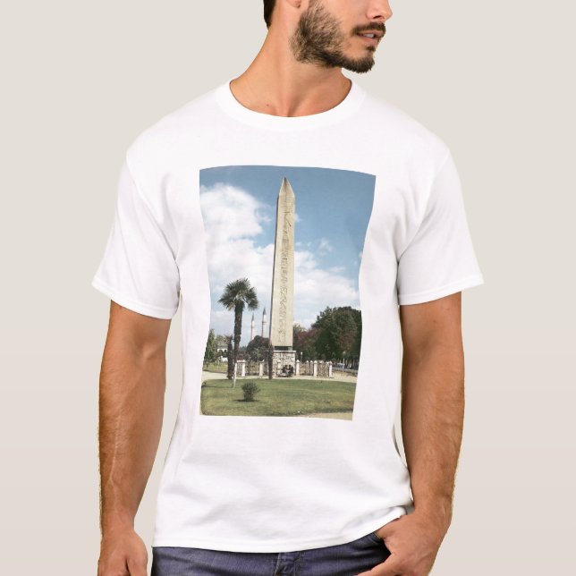 Obelisk von Theodosius I, mit einer römischen T-Shirt (Vorderseite)