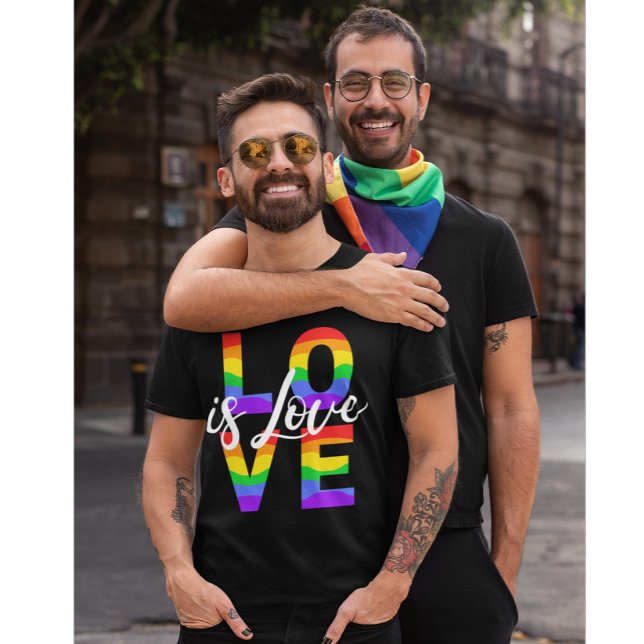 Oben ist Liebe Gay Pride Zitat Rainbow Text Schwar T-Shirt (Von Creator hochgeladen)