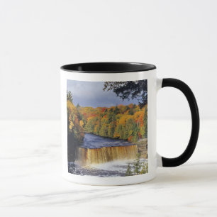 Oberer Tahquamenon-Wasserfall in UP Michigan im He Tasse