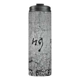 Oberfläche aus schwarzem und grauem Beton Thermosbecher